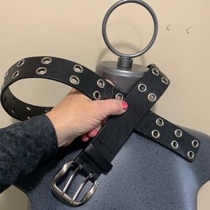 Leather belt : silver tone hardware M/L